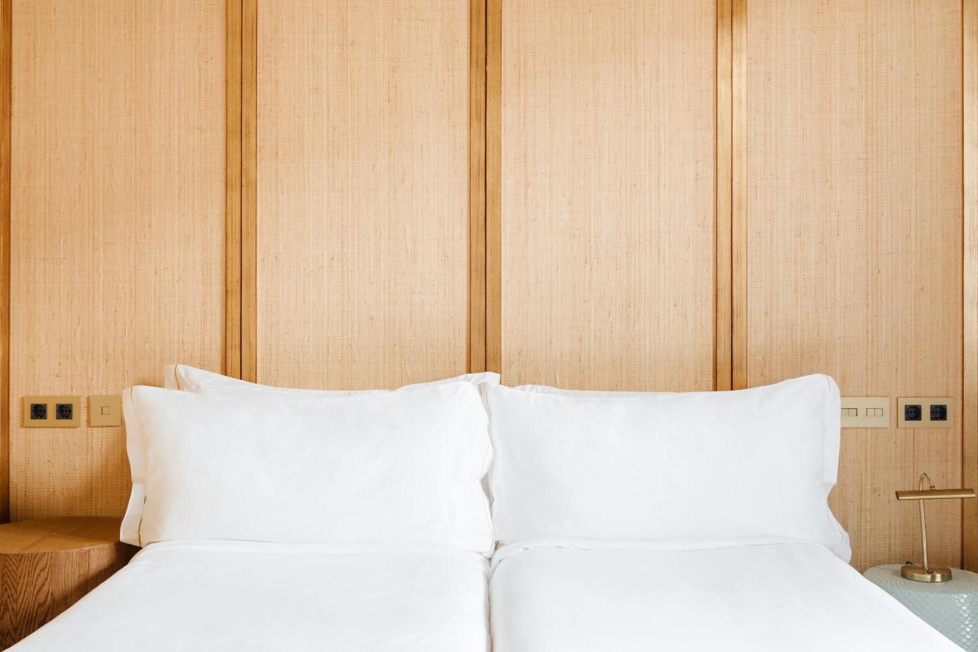 호텔 Do 플라카 레이알 Gl 바르셀로나 객실 사진 A bed with two pillows