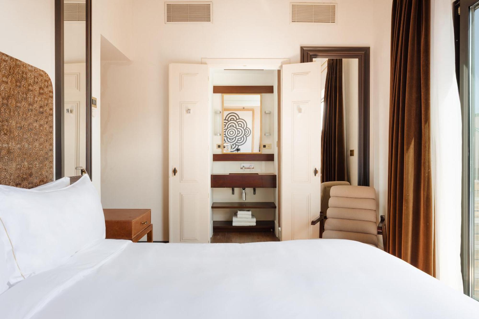 호텔 Do 플라카 레이알 Gl 바르셀로나 객실 사진 A guest room at the hotel