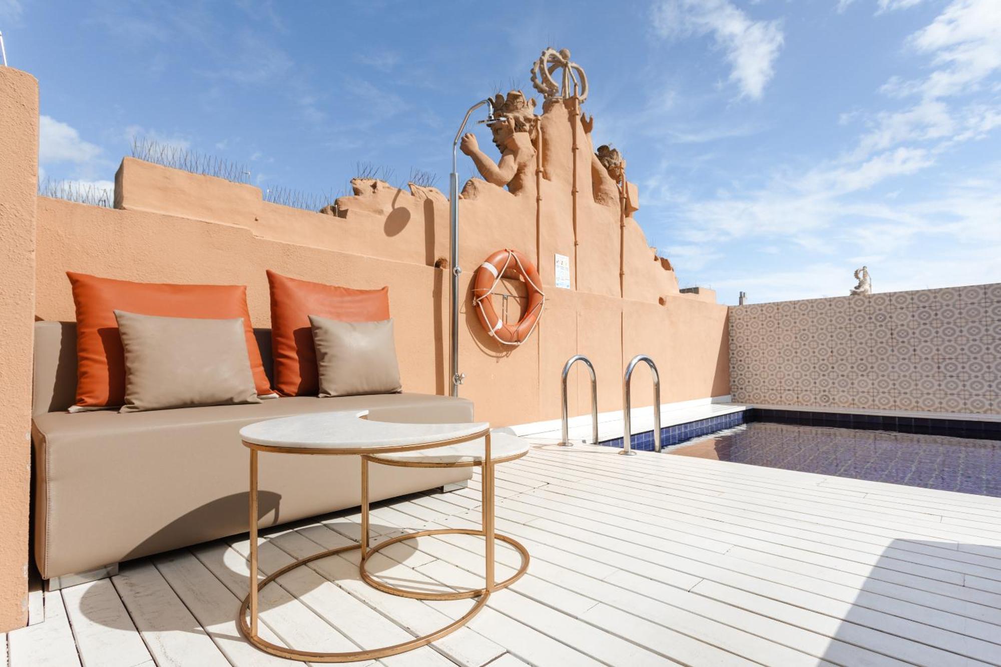 호텔 Do 플라카 레이알 Gl 바르셀로나 외부 사진 The pool deck of the 100 Suite